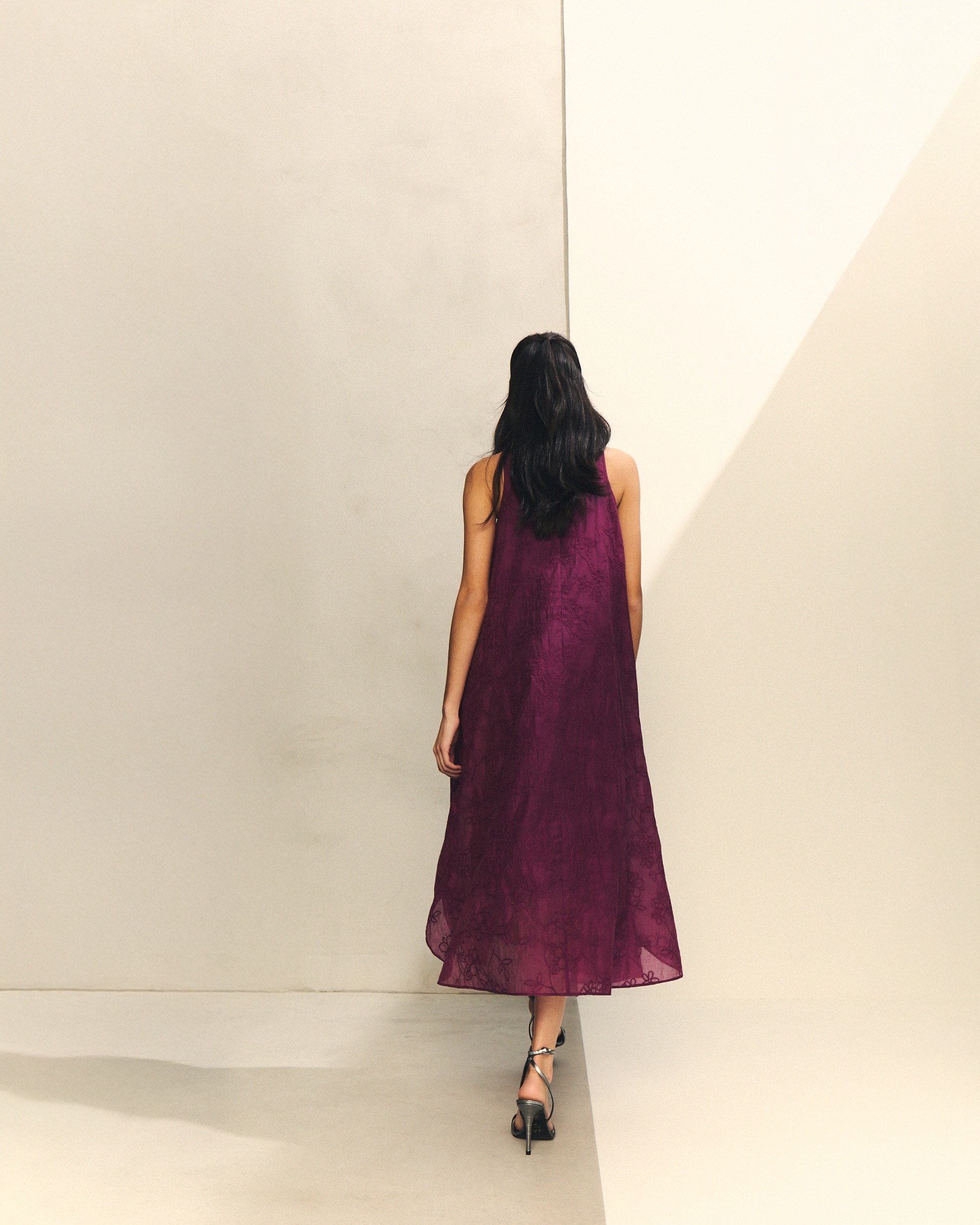 Vestido Midi sem Mangas com Tecido Bordado Roxo-3