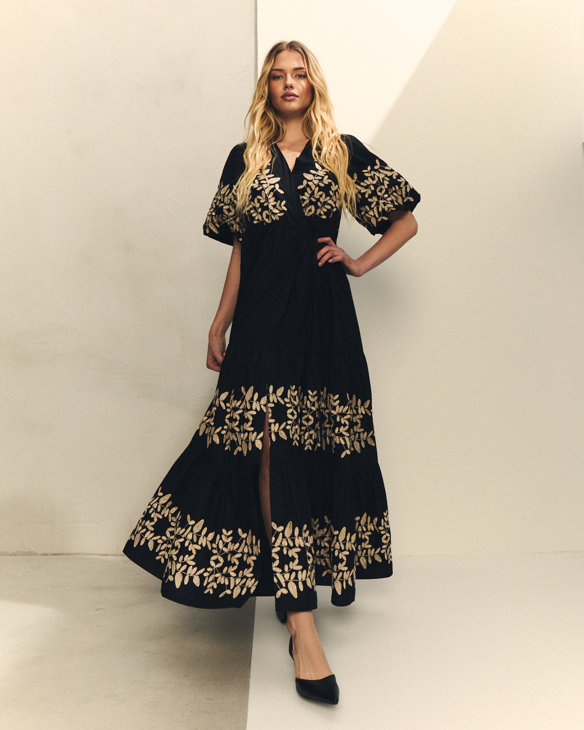 Imagem 0 de Vestido Comprido Bordado Floral Dourado