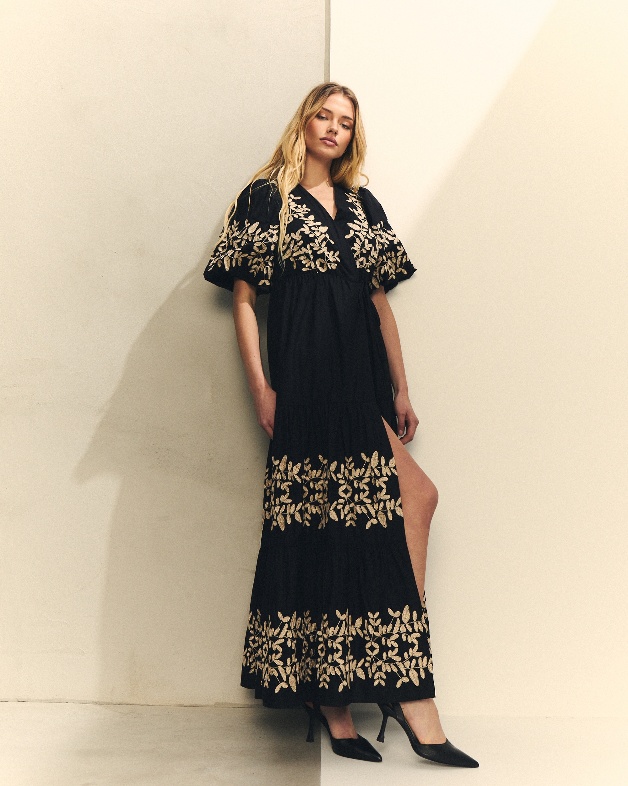 Vestido Comprido Bordado Floral Dourado Preto-3