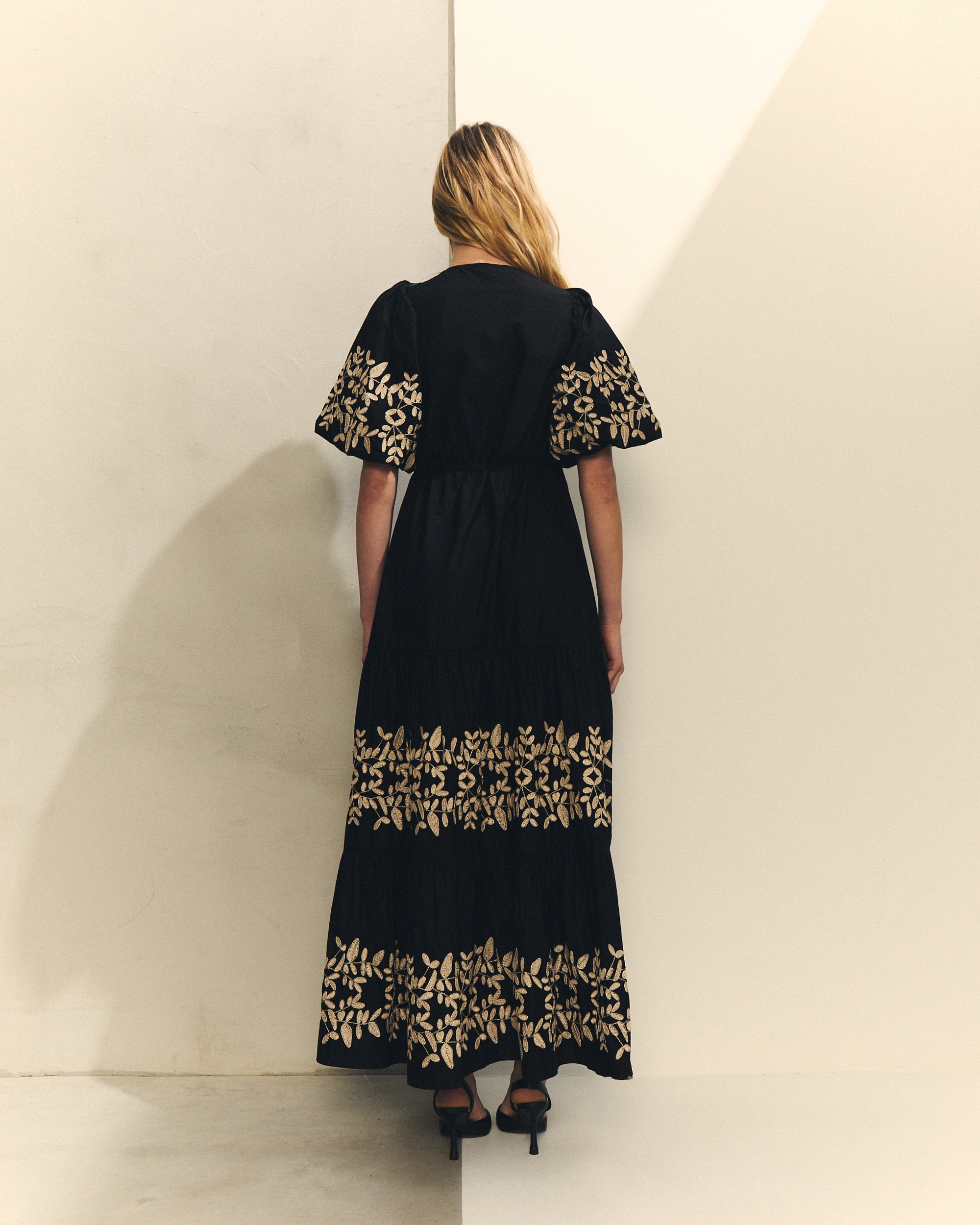 Vestido Comprido Bordado Floral Dourado Preto-5