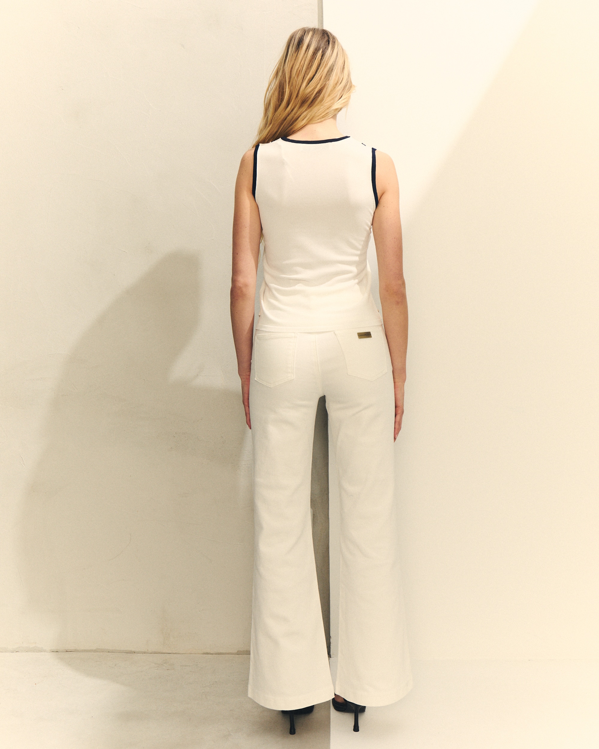 Blusa com Ombro Caído com Pregas Bege-4