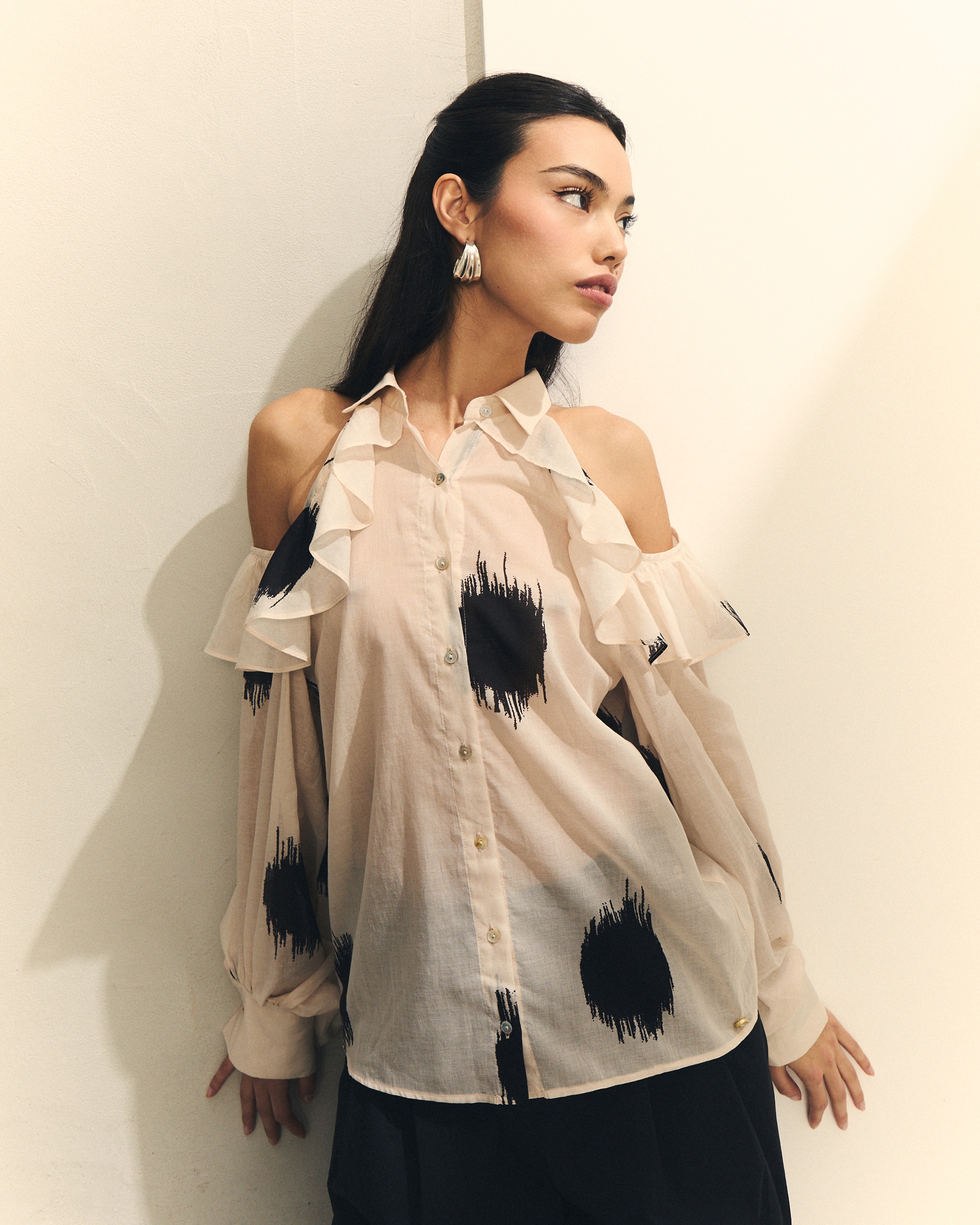 Blusa com Manga Comprida com Ombros Descobertos de Bolinhas Natural-2