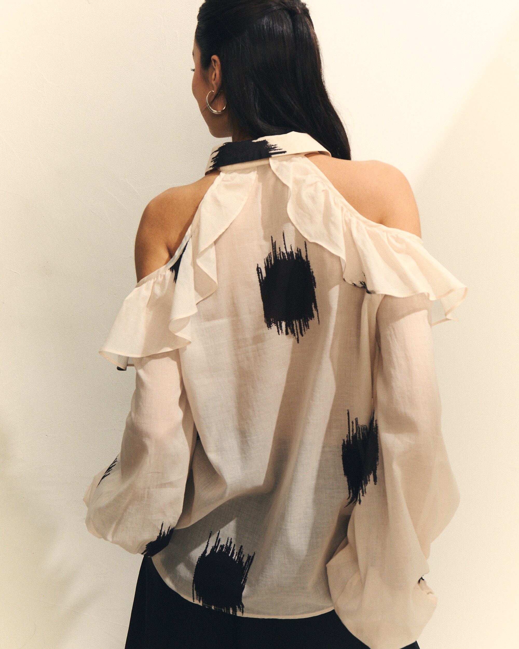 Blusa com Manga Comprida com Ombros Descobertos de Bolinhas Natural-4