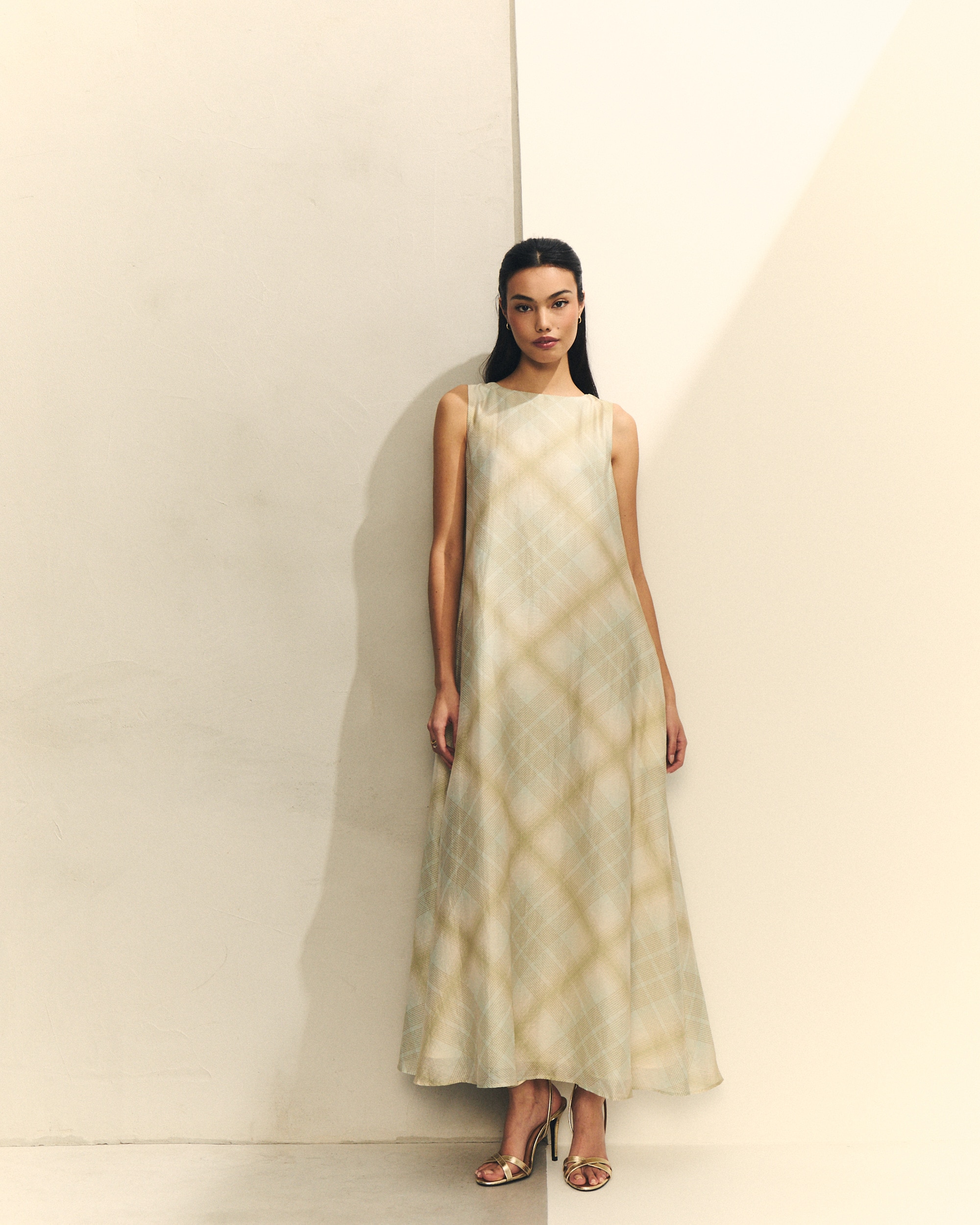 Vestido Comprido sem Mangas Aos Quadrados Bege-2