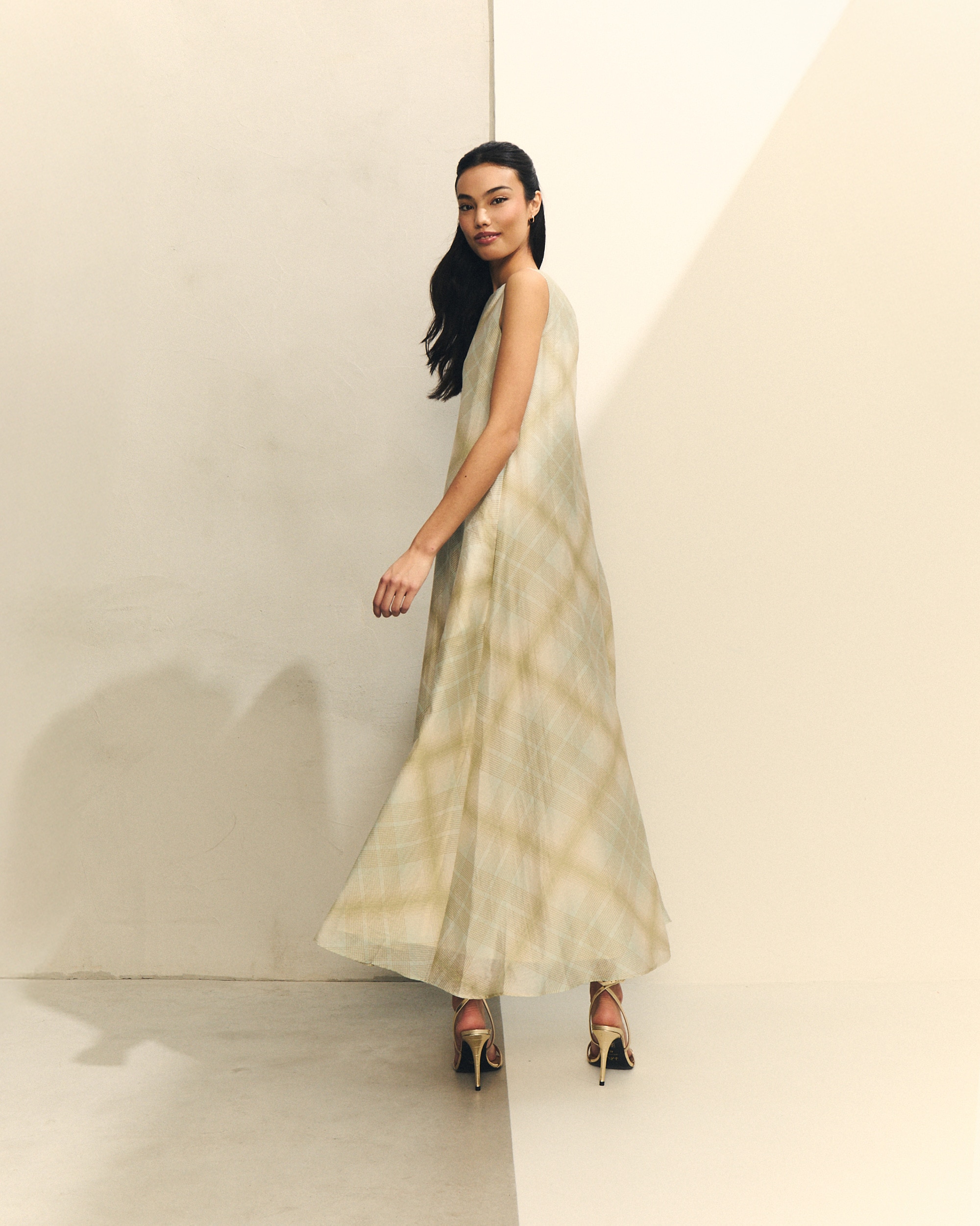 Vestido Comprido sem Mangas Aos Quadrados Bege-4