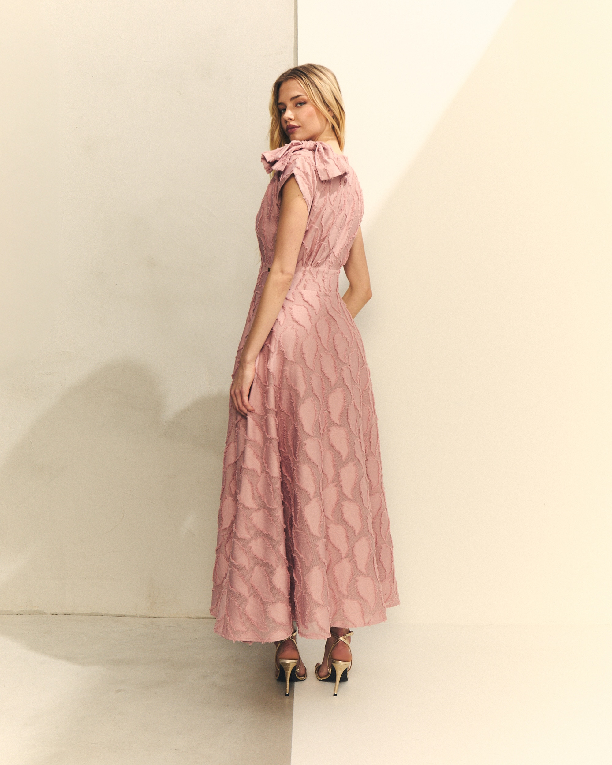 Vestido Midi com Textura de Folhas e Laço Num Ombro Rosa-claro-5