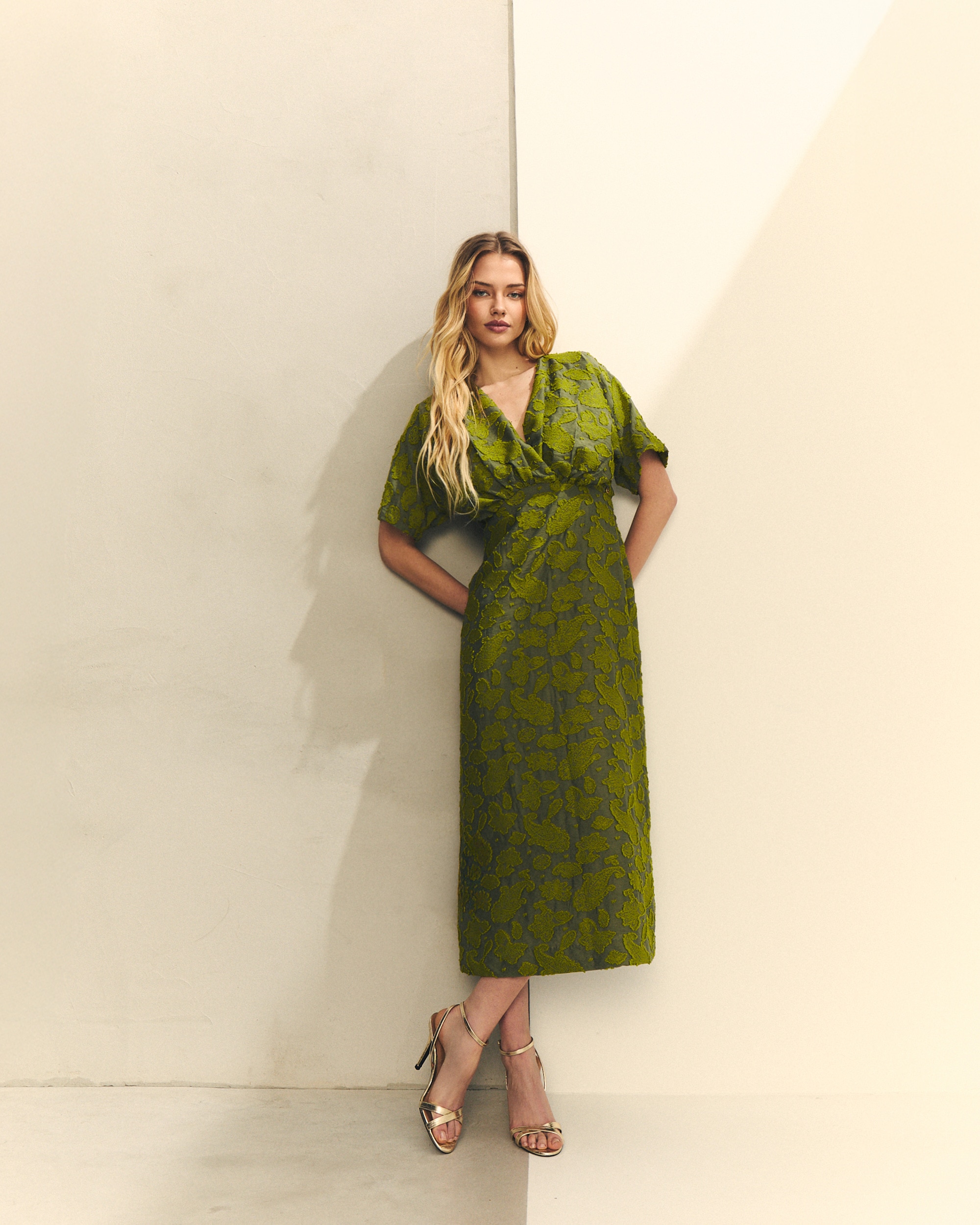 Imagem 0 de Vestido Midi com Textura de Folhas e Manga Curta Abalonada
