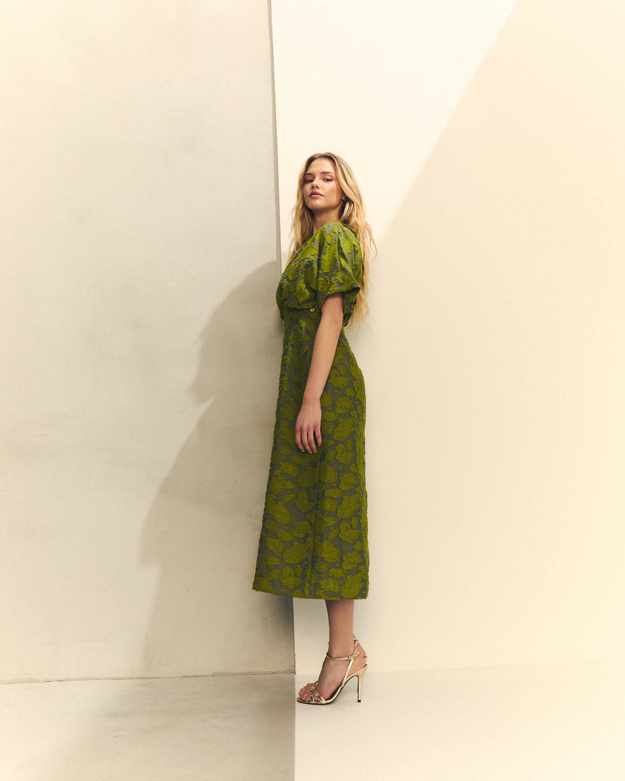 Vestido Midi com Textura de Folhas e Manga Curta Abalonada Verde-2