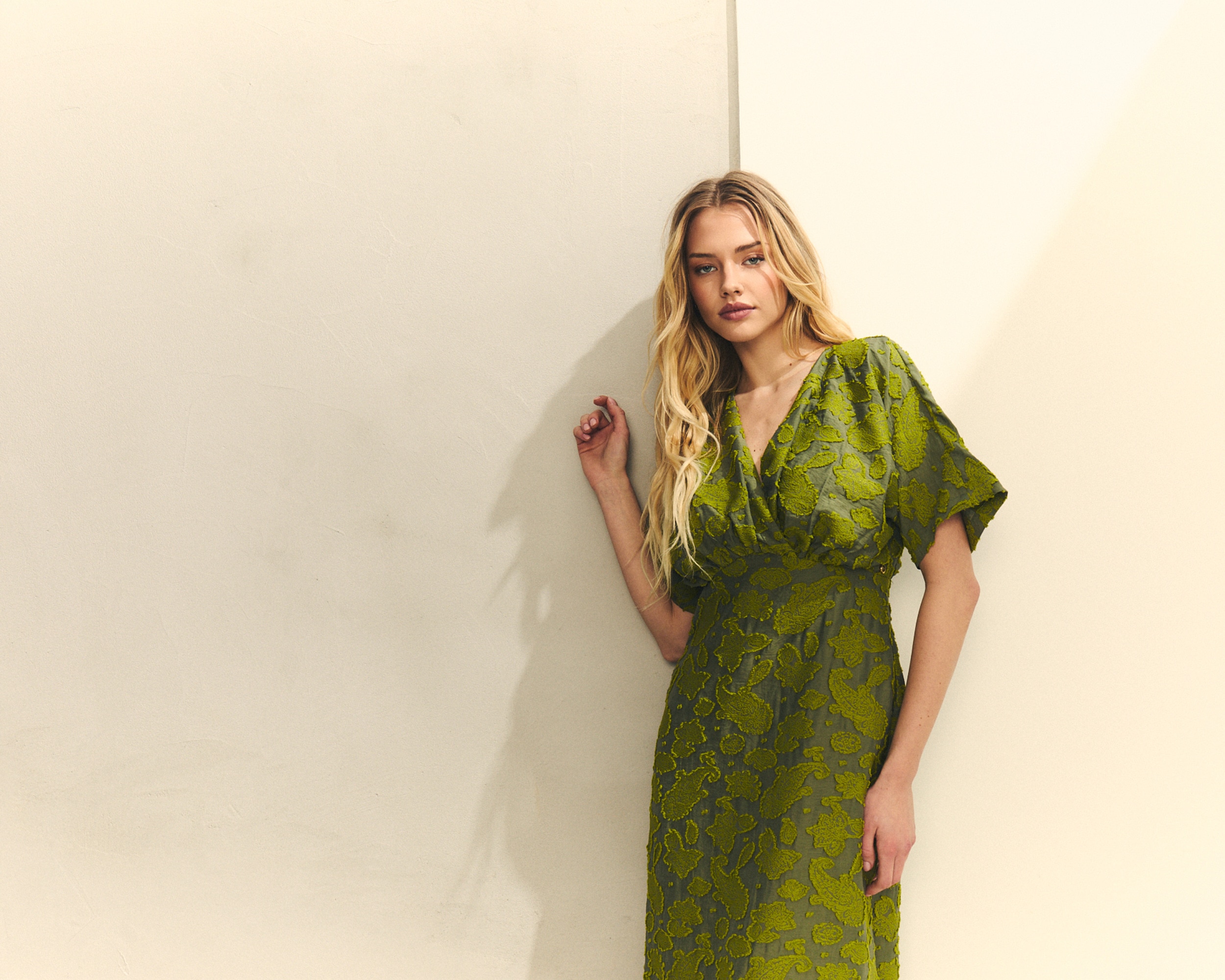 Vestido Midi com Textura de Folhas e Manga Curta Abalonada Verde-3