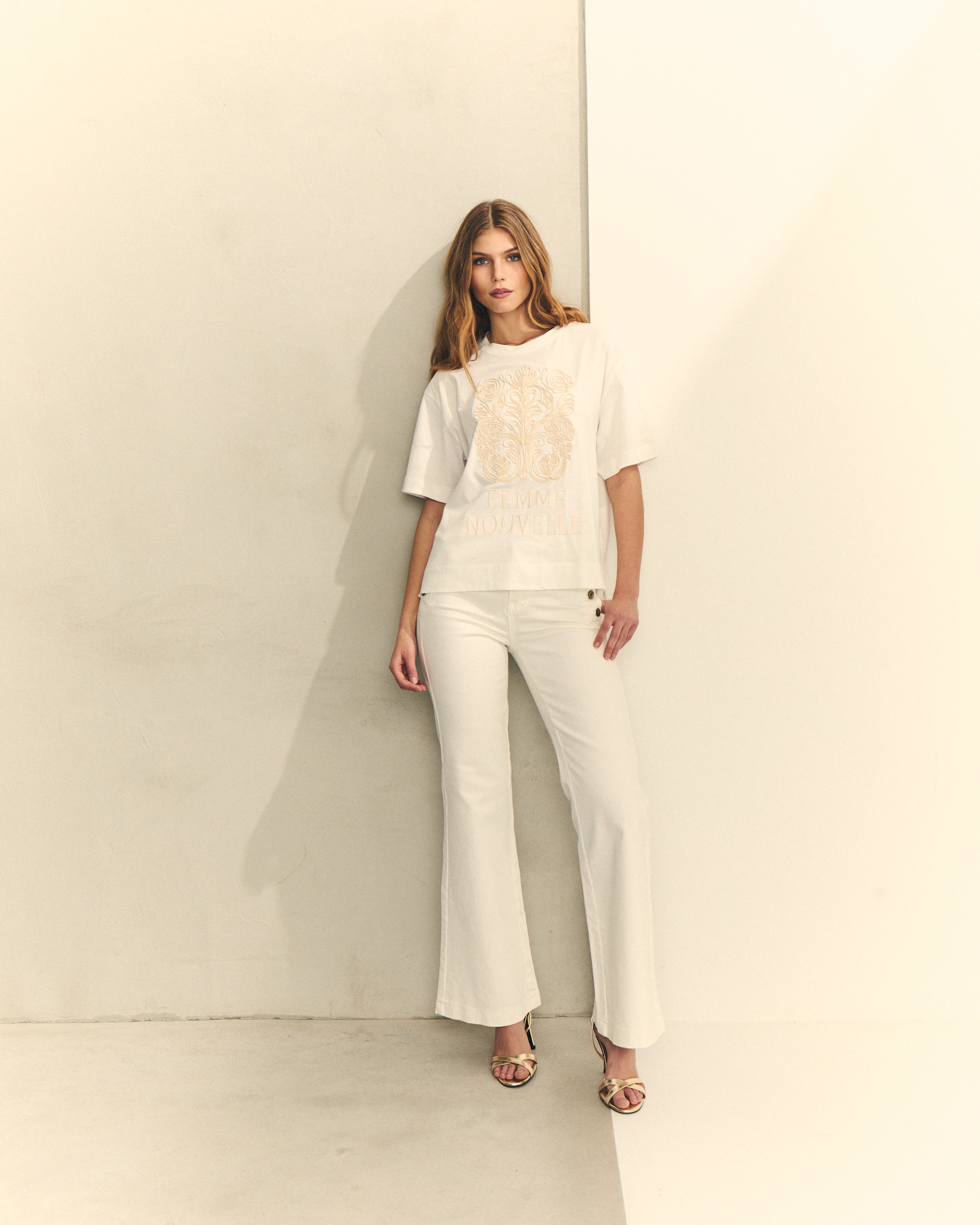 T-shirt com Bordado com Cordão Frontal Branco-2