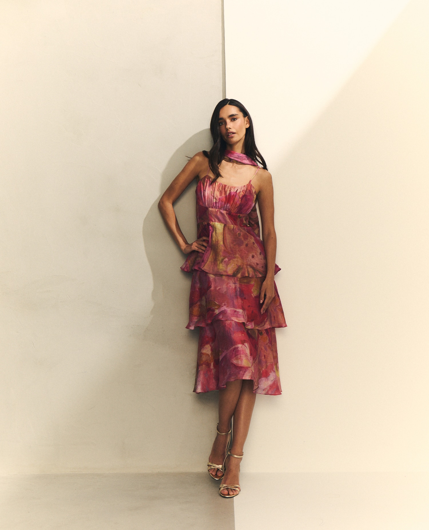 Imagem 0 de Vestido com Folhos Fluido e Écharpe em Conjunto
