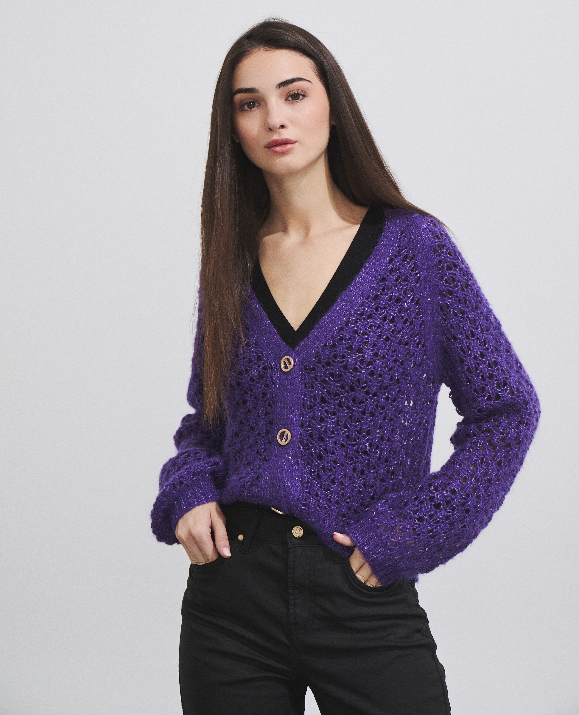 Imagem 1 de Cardigan Perfurado com Decote em V e Fecho de Botões