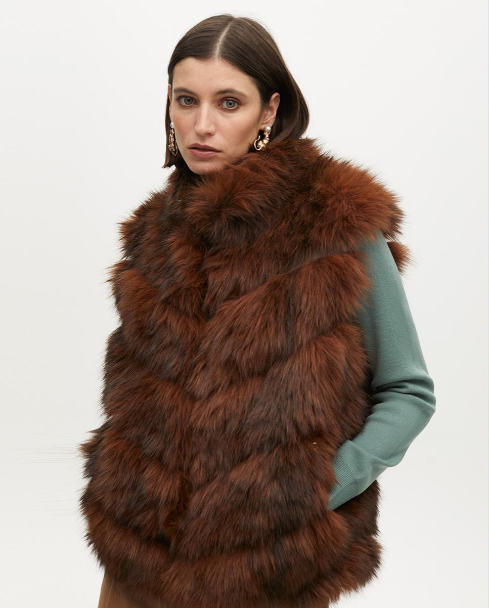 Imagem 0 de Colete de Pelo Curto com Bolsos