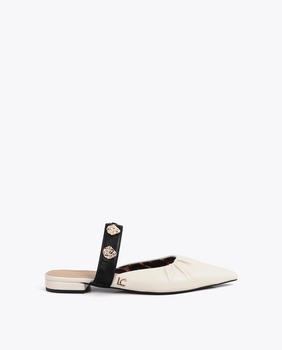 Imagem 0 de Sapatos de Salto Rasos com Elástico e Apliques Metalizados