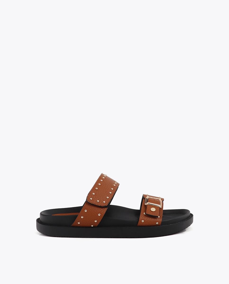 Imagem 0 de Sandálias Rasas com Tiras e Detalhes Metálicos