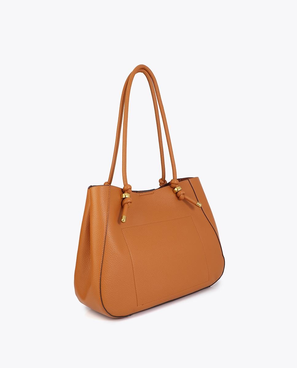 Mala Shopper com Detalhes Metálicos Dourados e Alças Compridas Canela-4