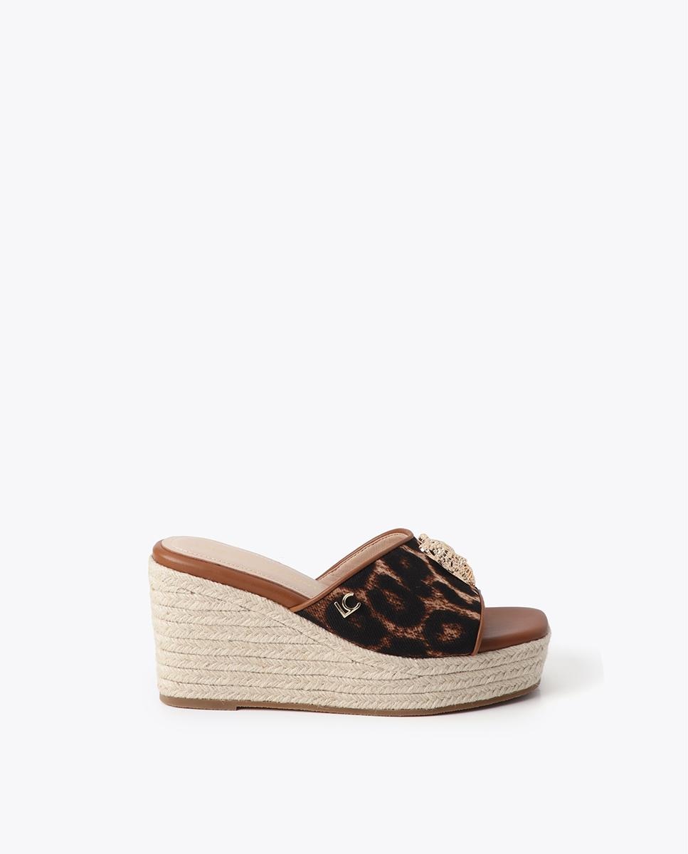 Imagem 0 de Sandálias de Cunha Animal Print com Detalhe Metálico