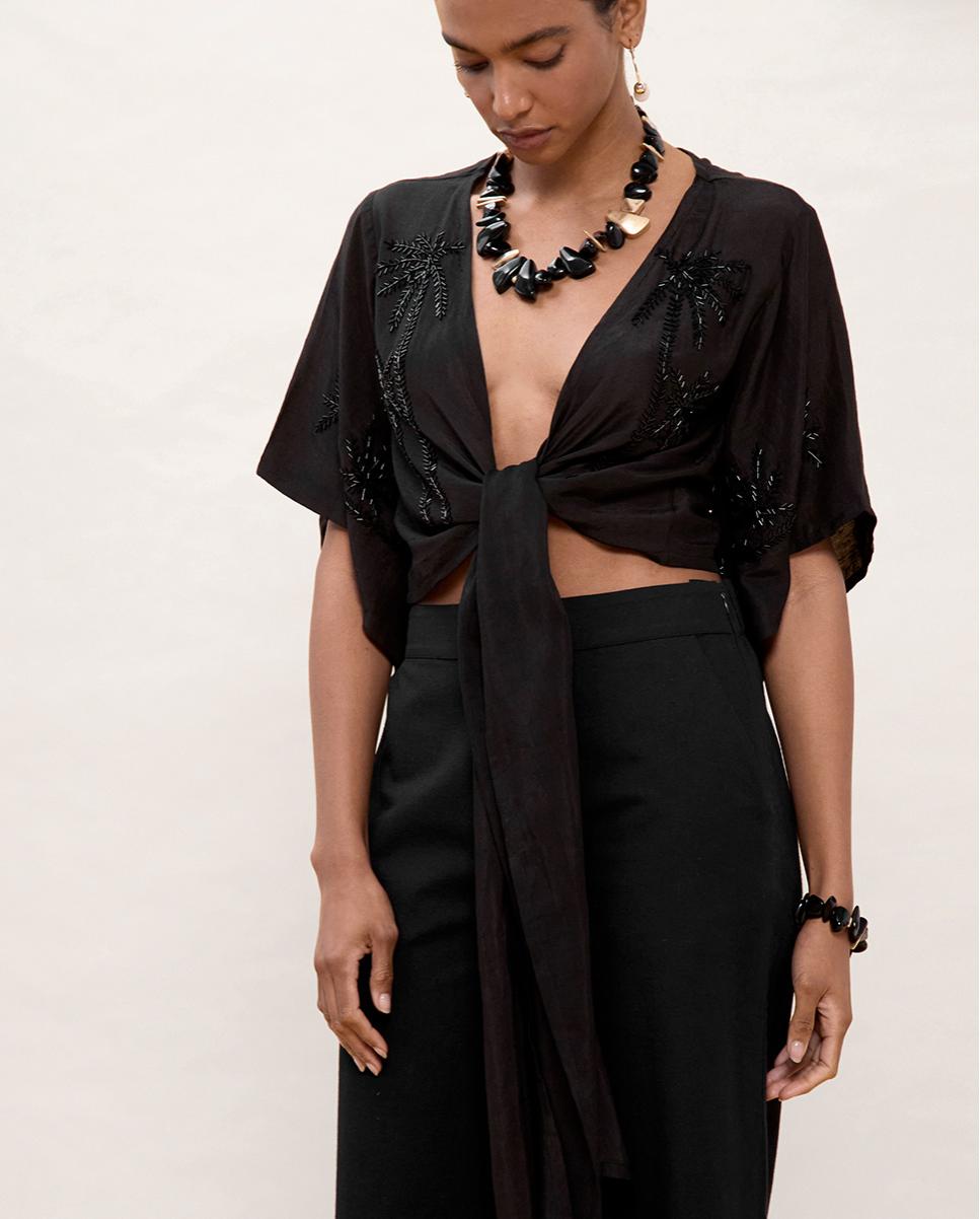 Blusa com Nó e Detalhes Preto-3