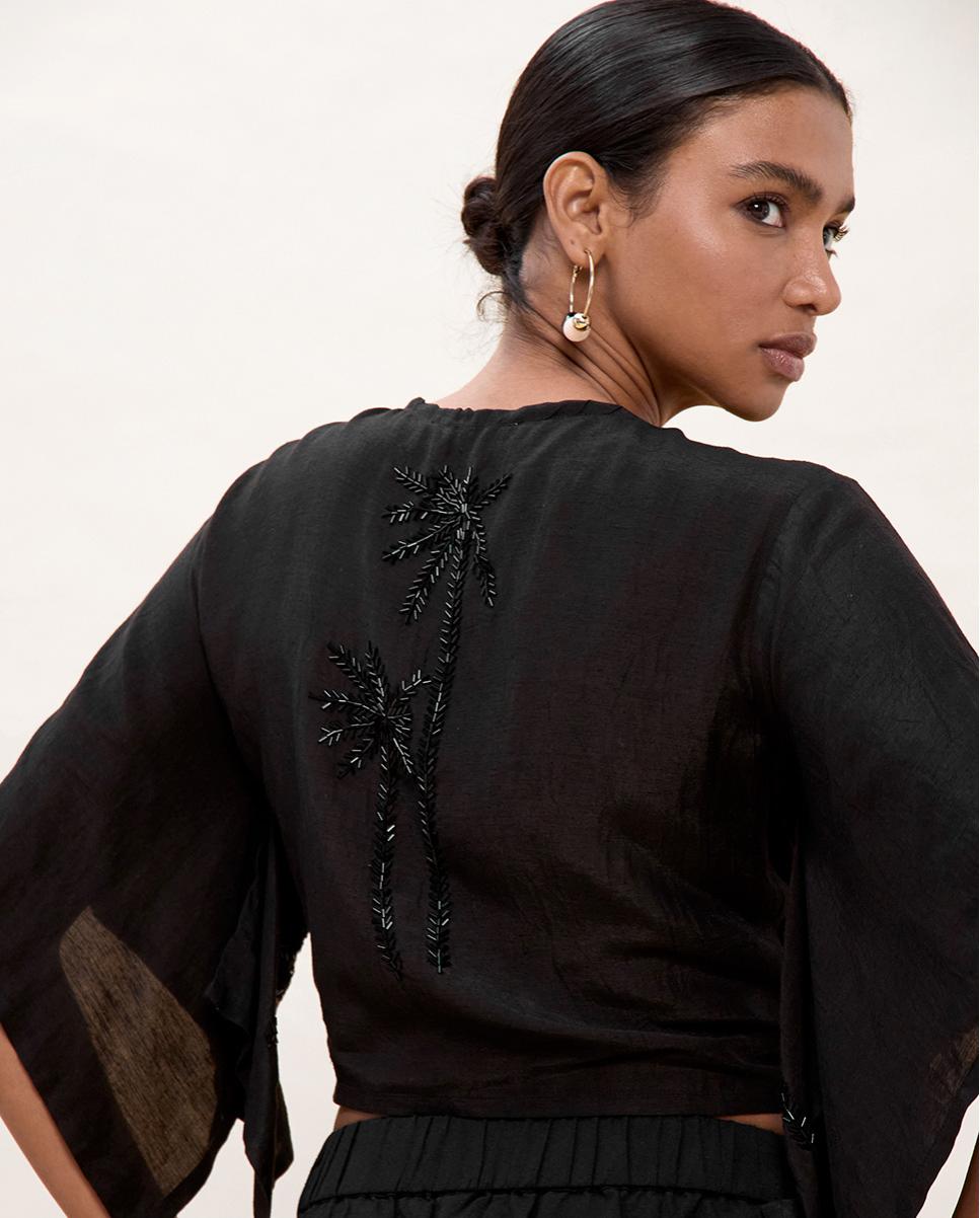 Blusa com Nó e Detalhes Preto-5