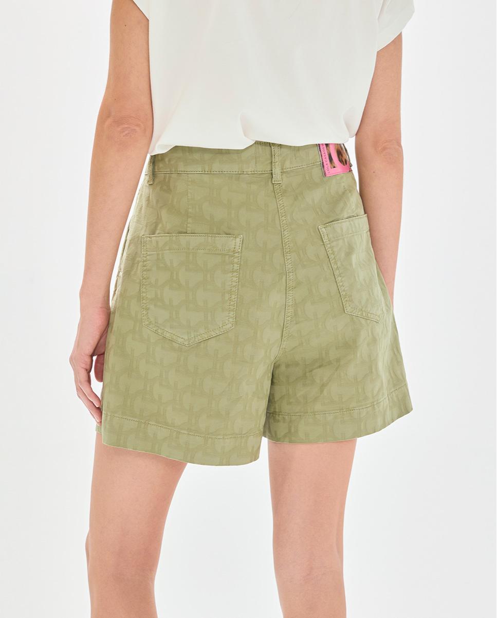 Bermudas em Sarja com Logo Jacquard Caqui-5