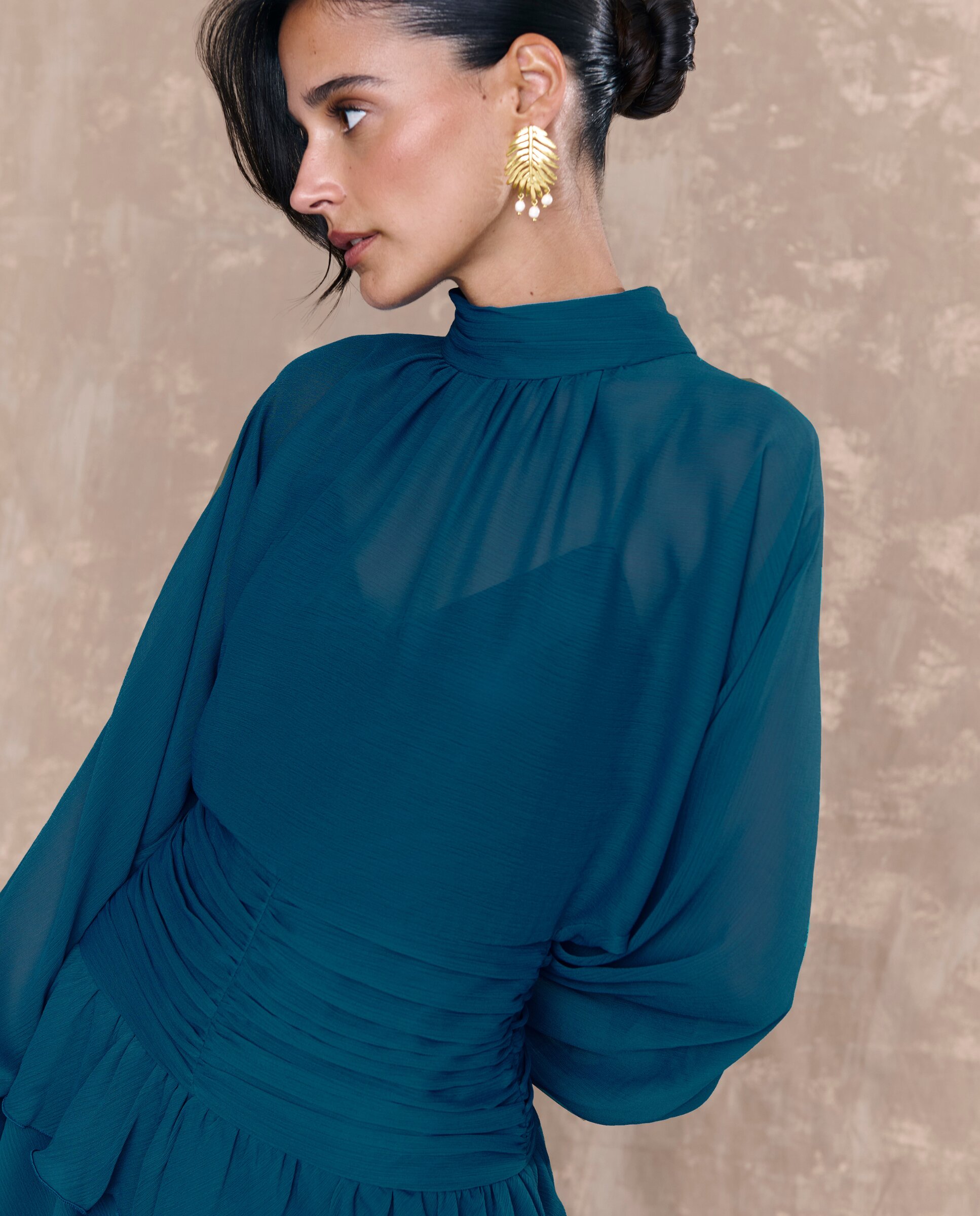 Vestido Curto com Gola Halter e Mangas Abalonadas Azul-4
