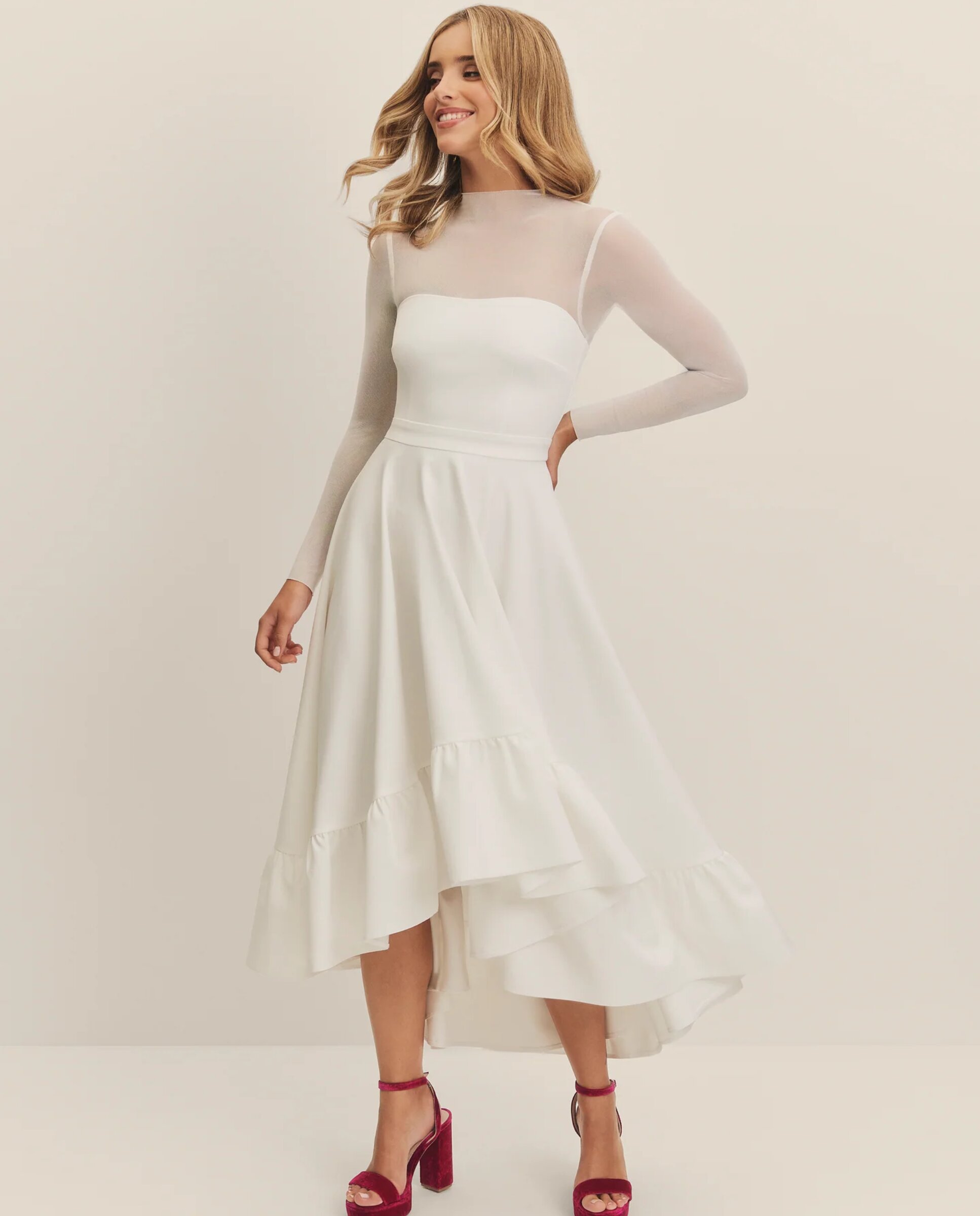 Imagem 0 de Vestido Midi de Noiva com Decote Coração e Mangas de Tule