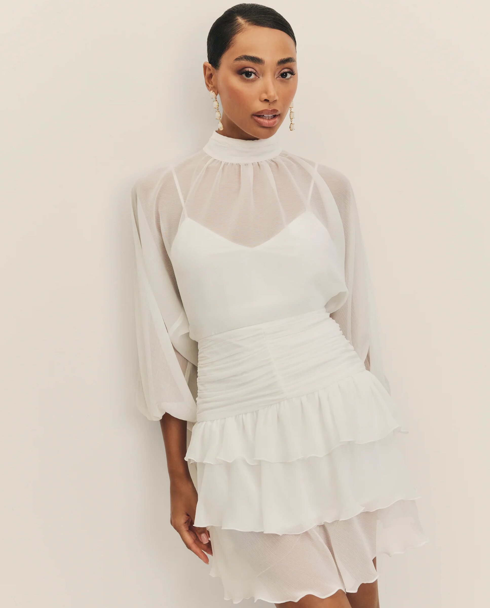 Imagem 0 de Vestido Curto de Noiva com Mangas Abalonadas e Gola Halter