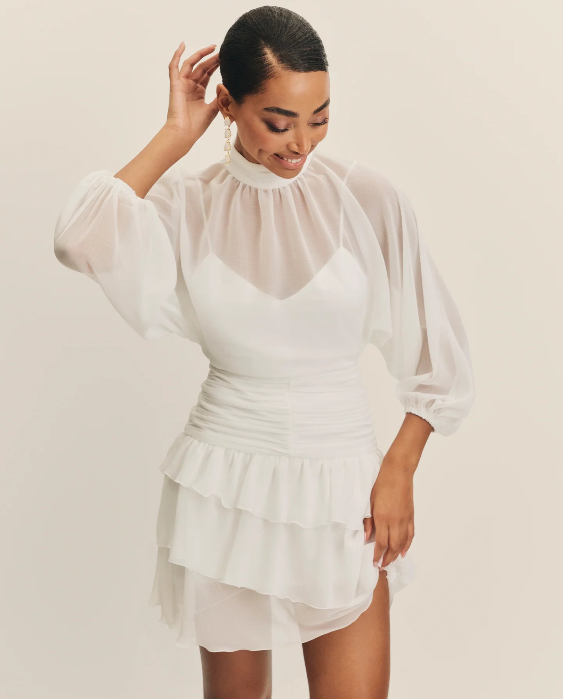 Vestido Curto de Noiva com Mangas Abalonadas e Gola Halter Branco-4