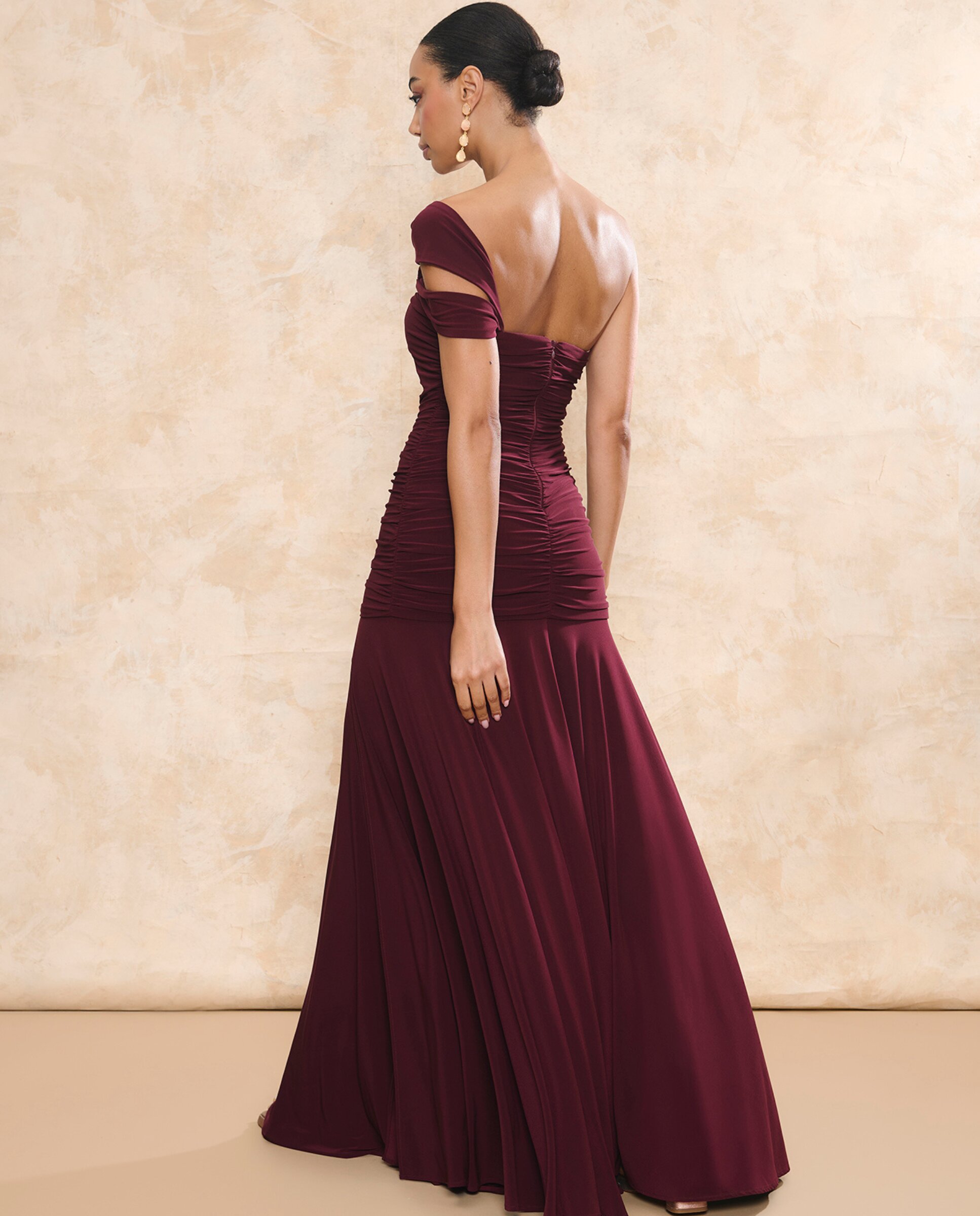 Vestido Comprido com Decote Assimétrico e Alça de Duplo Cruzado Beringela-4