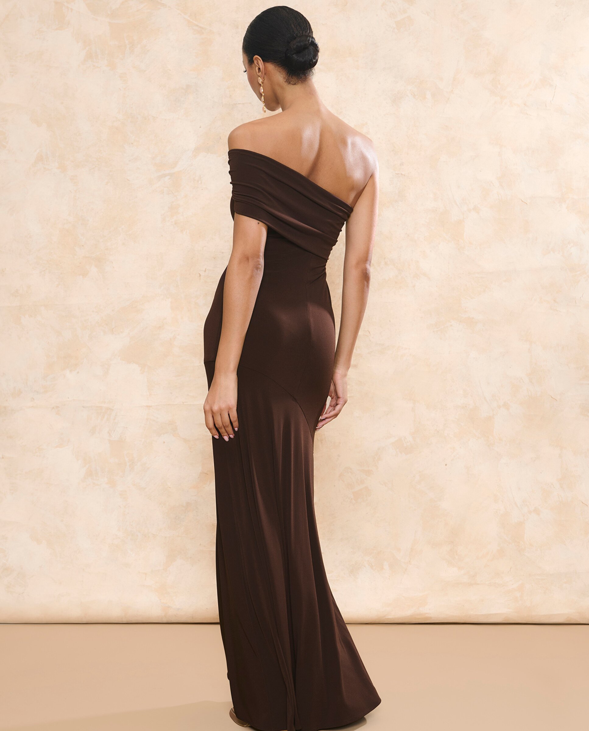 Vestido Comprido com Decote Assimétrico e Detalhe de Fivela Castanho-2
