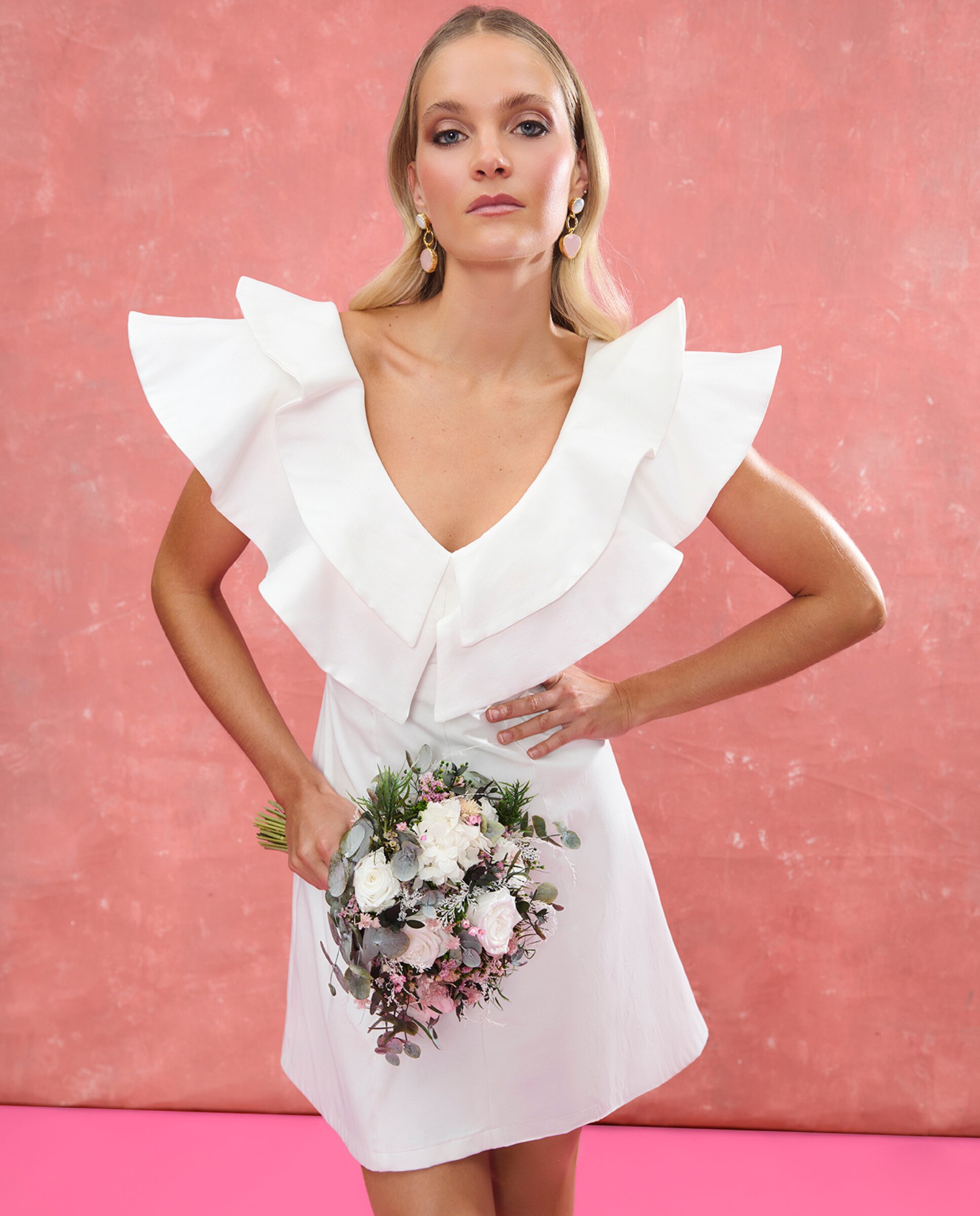 Vestido Curto de Noiva com Folhos no Decote e Ombros Branco-4