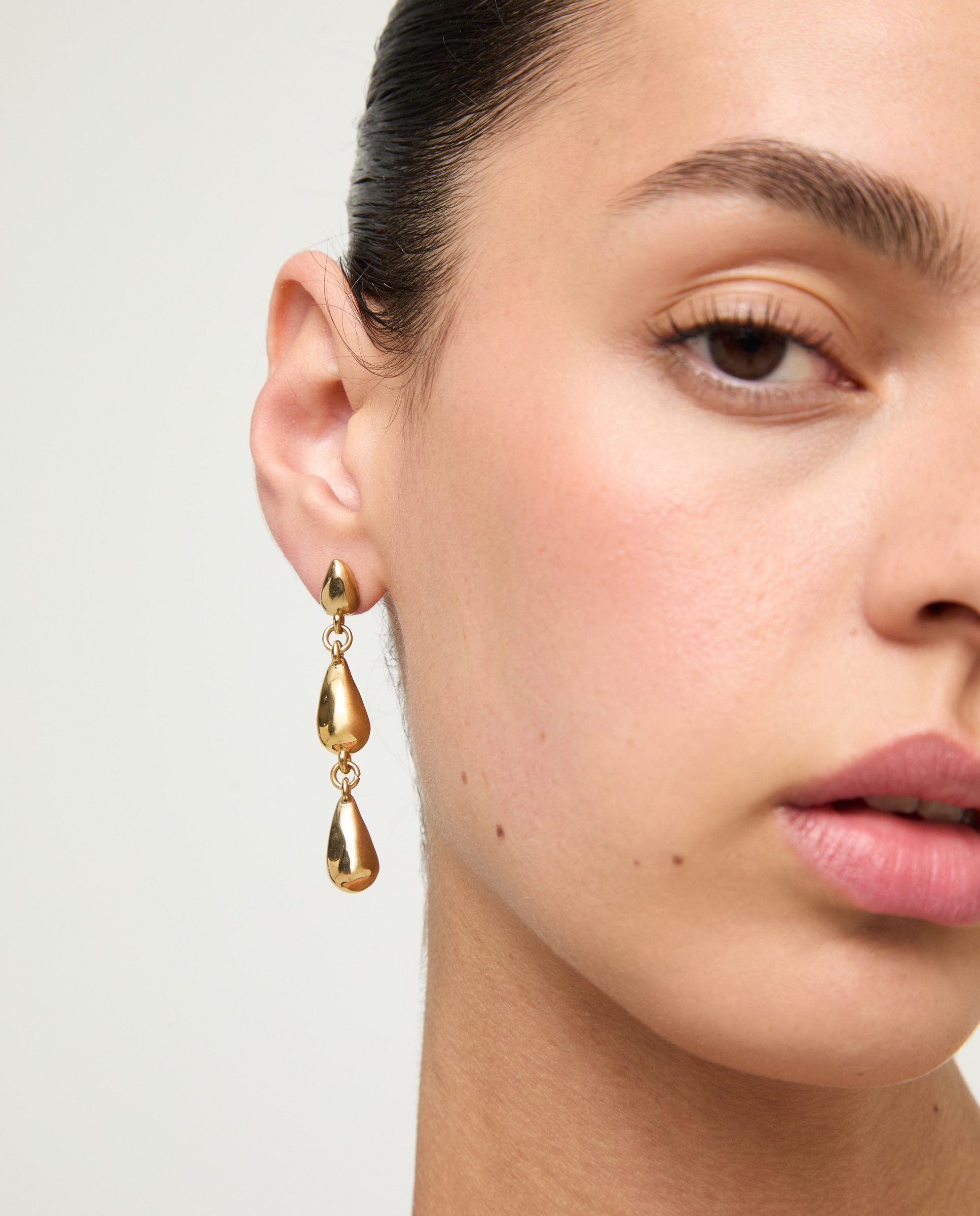 Brincos Compridos Banhados a Ouro 18k com Forma de Várias Gotas Ouro-3