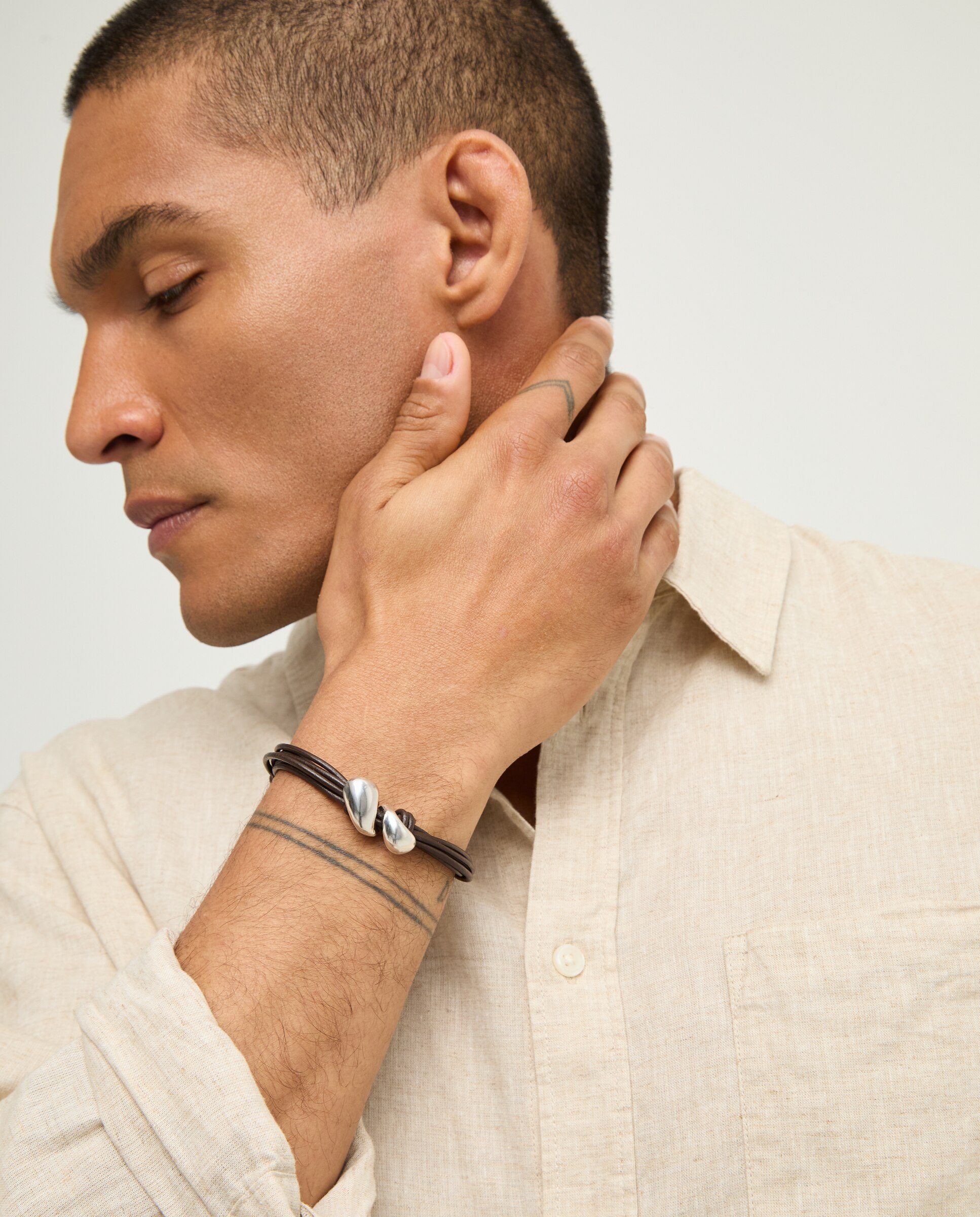 Pulseira de Couro com Duas Gotas Banhadas em Prata Prata-4