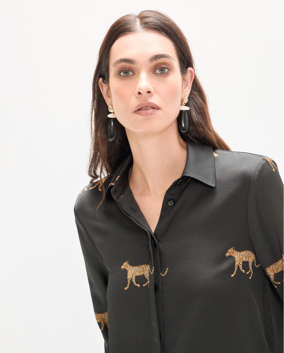 Camisa Acetinada com Estampado Preto-3