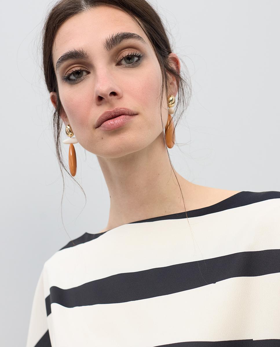 Blusa Acetinada às Riscas Bicolor Preto / Branco-2