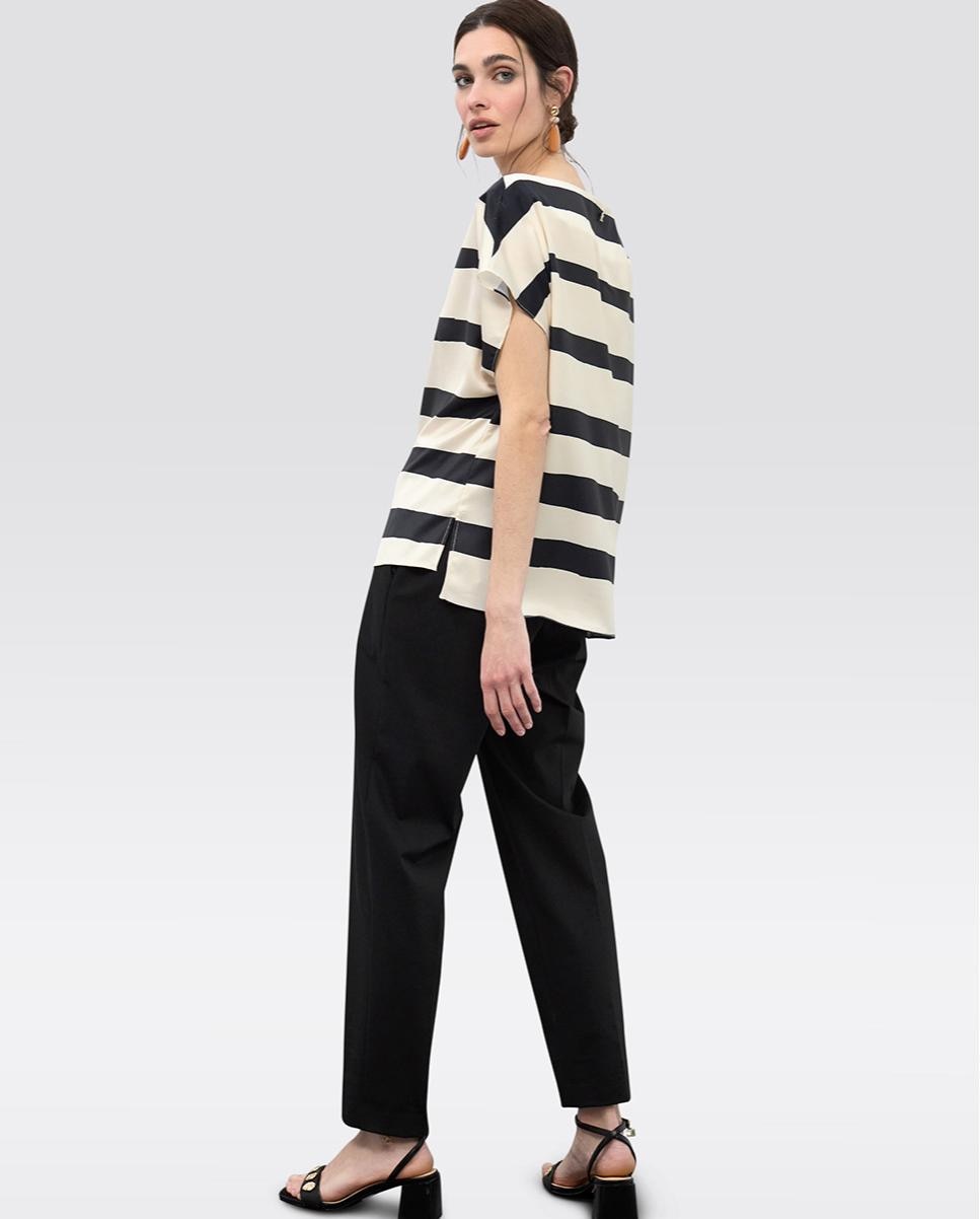 Blusa Acetinada às Riscas Bicolor Preto / Branco-4