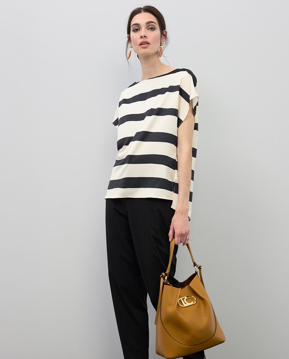Blusa Acetinada às Riscas Bicolor Preto / Branco-5