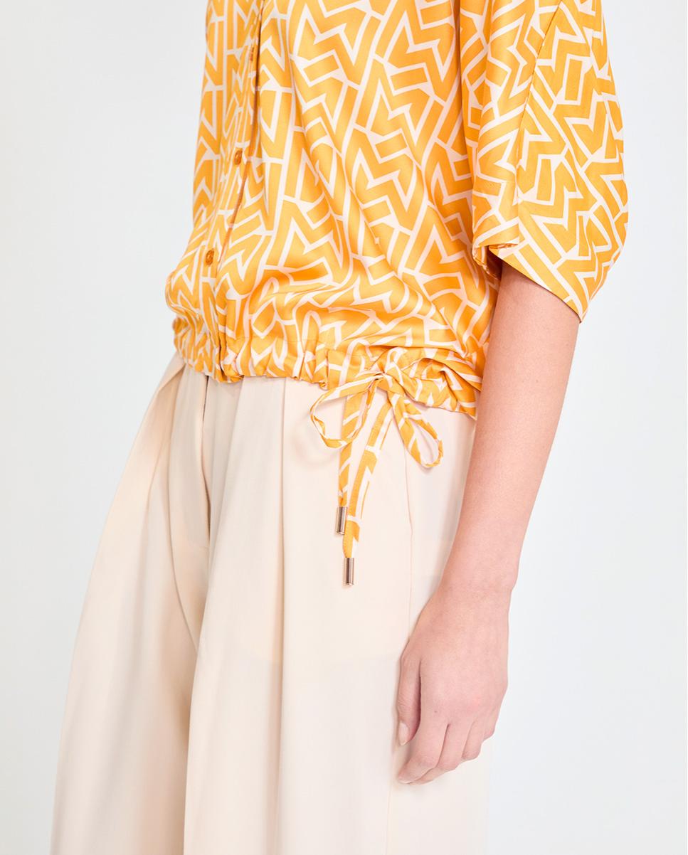 Camisa Acetinada com Estampado e Manga Caída Mostarda-4