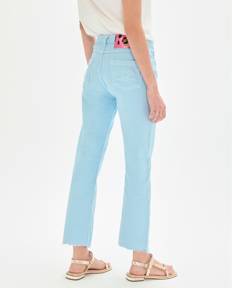 Jeans com Corte a Direito Ligeiramente à Boca de Sino com Bainha Desfiada Celeste-4
