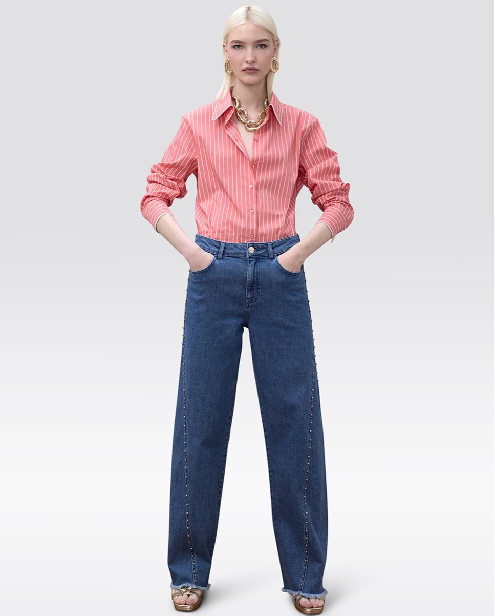 Imagem 0 de Jeans de Corte a Direito com Detalhe de Bolinhas Douradas na Lateral