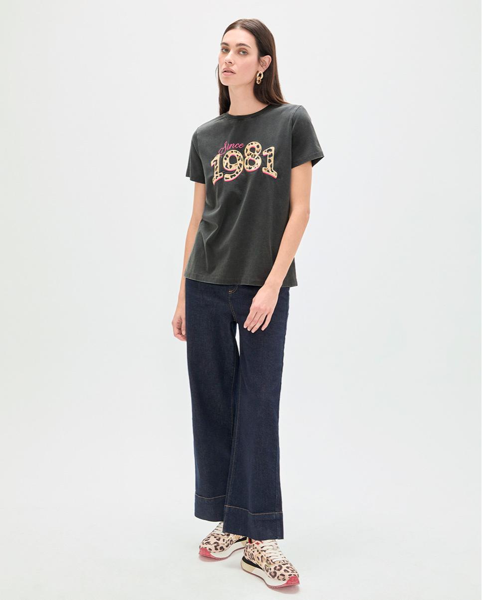 T-shirt  com 1981 em Leopardo Carbono-2