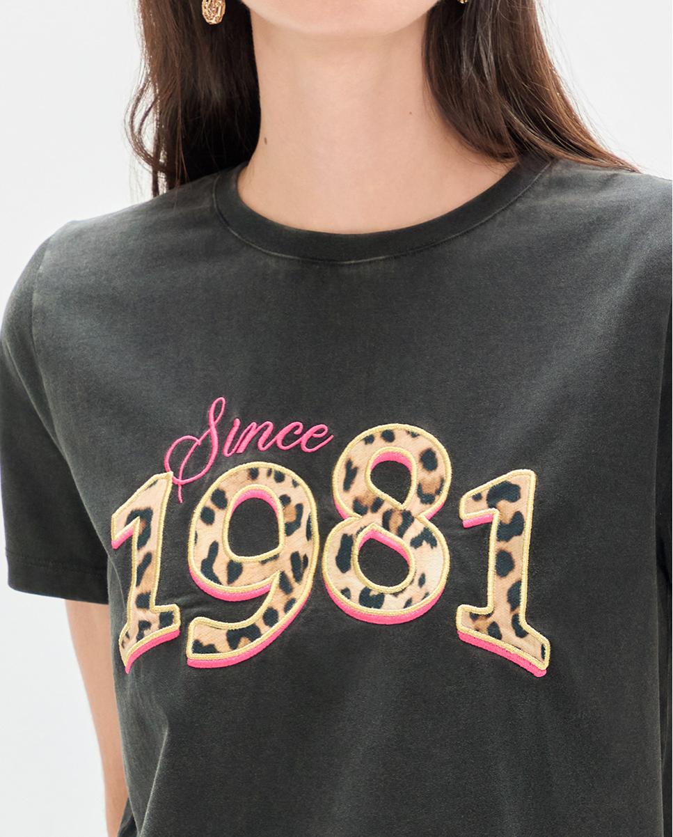 T-shirt  com 1981 em Leopardo Carbono-3