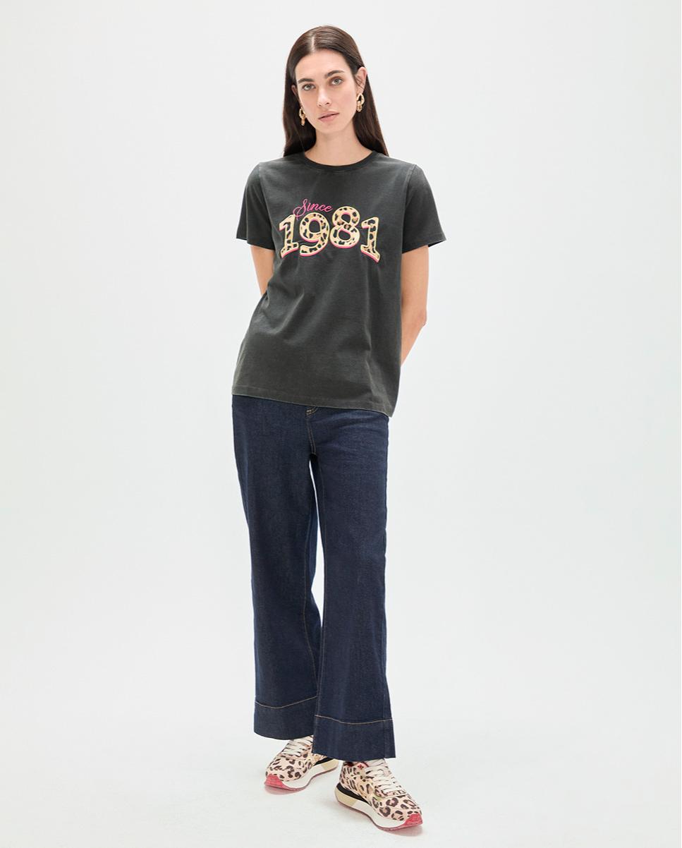 T-shirt  com 1981 em Leopardo Carbono-4