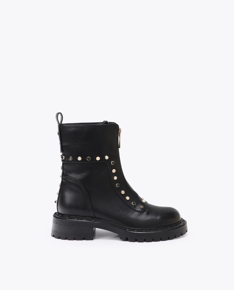 Imagem 0 de Botins Biker Rasos com Detalhes de Aplicações Pérolas e Tacha Lc