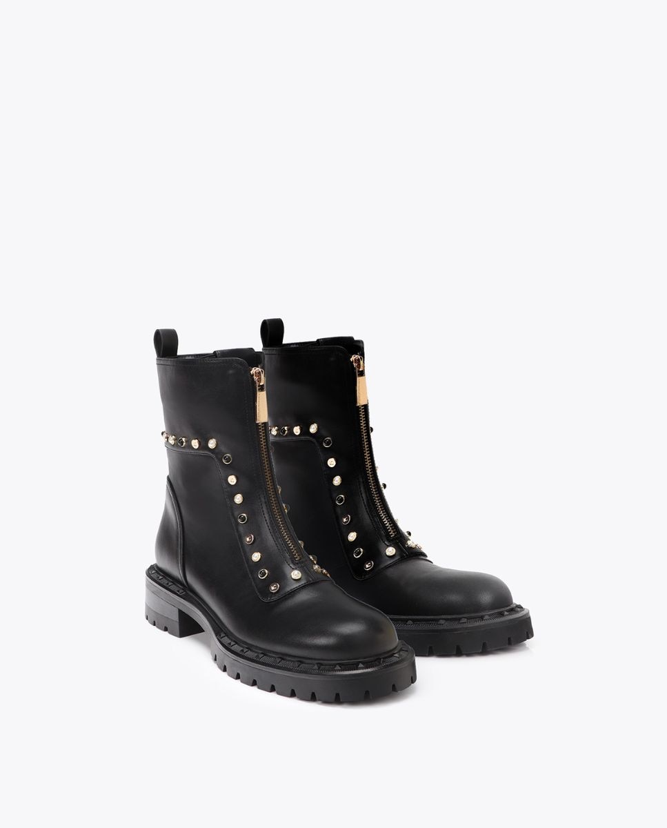Botins Biker Rasos com Detalhes de Aplicações Pérolas e Tacha Lc Preto-2