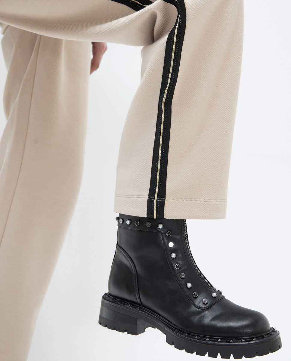 Botins Biker Rasos com Detalhes de Aplicações Pérolas e Tacha Lc Preto-3