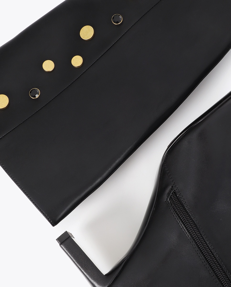 Botas Mosqueteira Altas com Detalhe de Aplicações Joia Preto-5