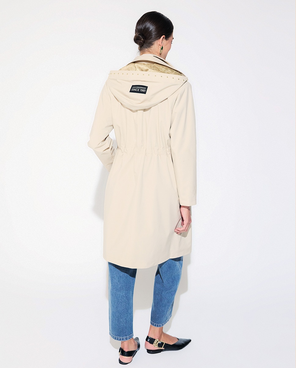 Trench com Capuz e Detalhe de Tachas Natural-4