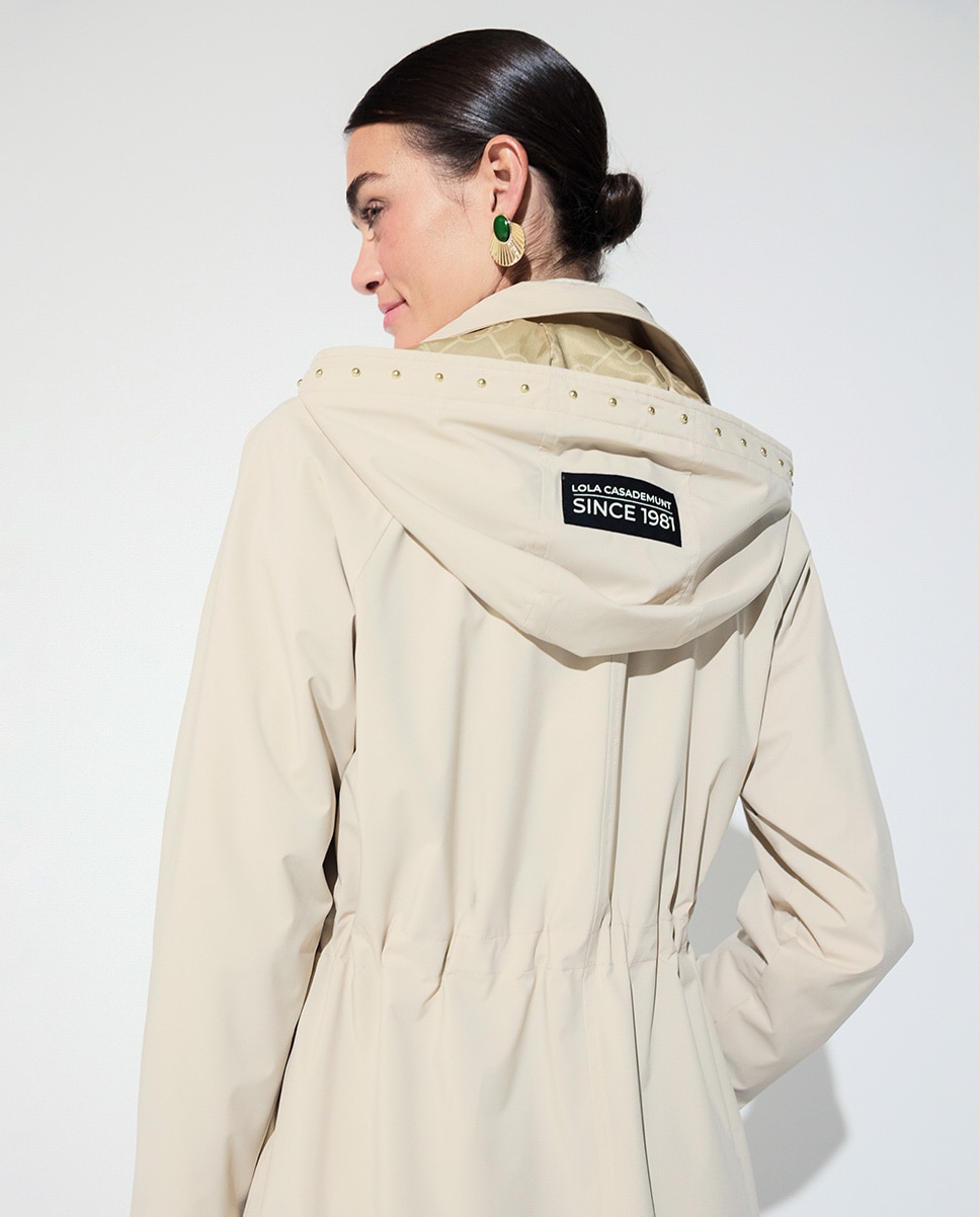 Trench com Capuz e Detalhe de Tachas Natural-5