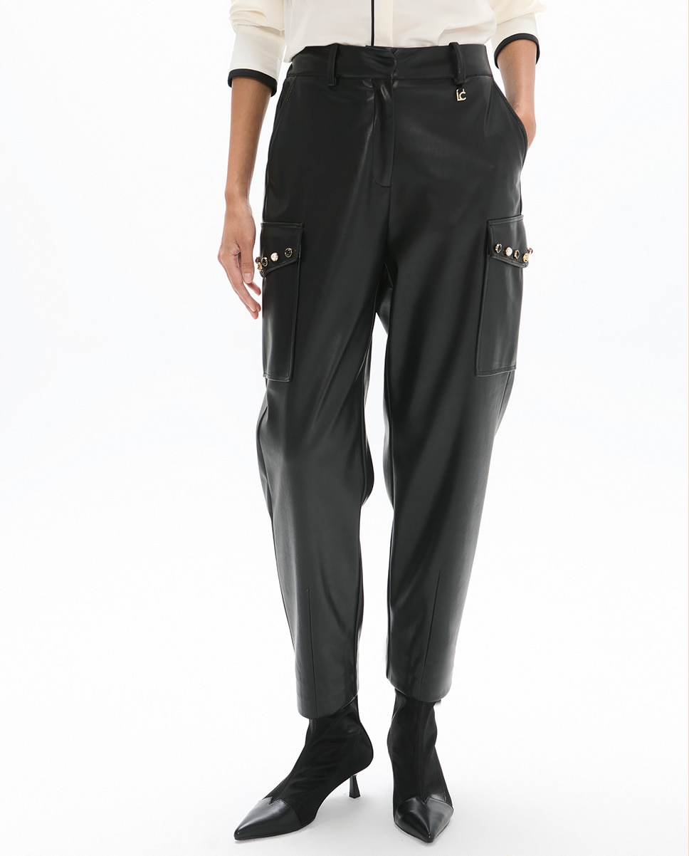 Calças Jogger Efeito Pele com Bolsos Cargo e Tachas Preto-2